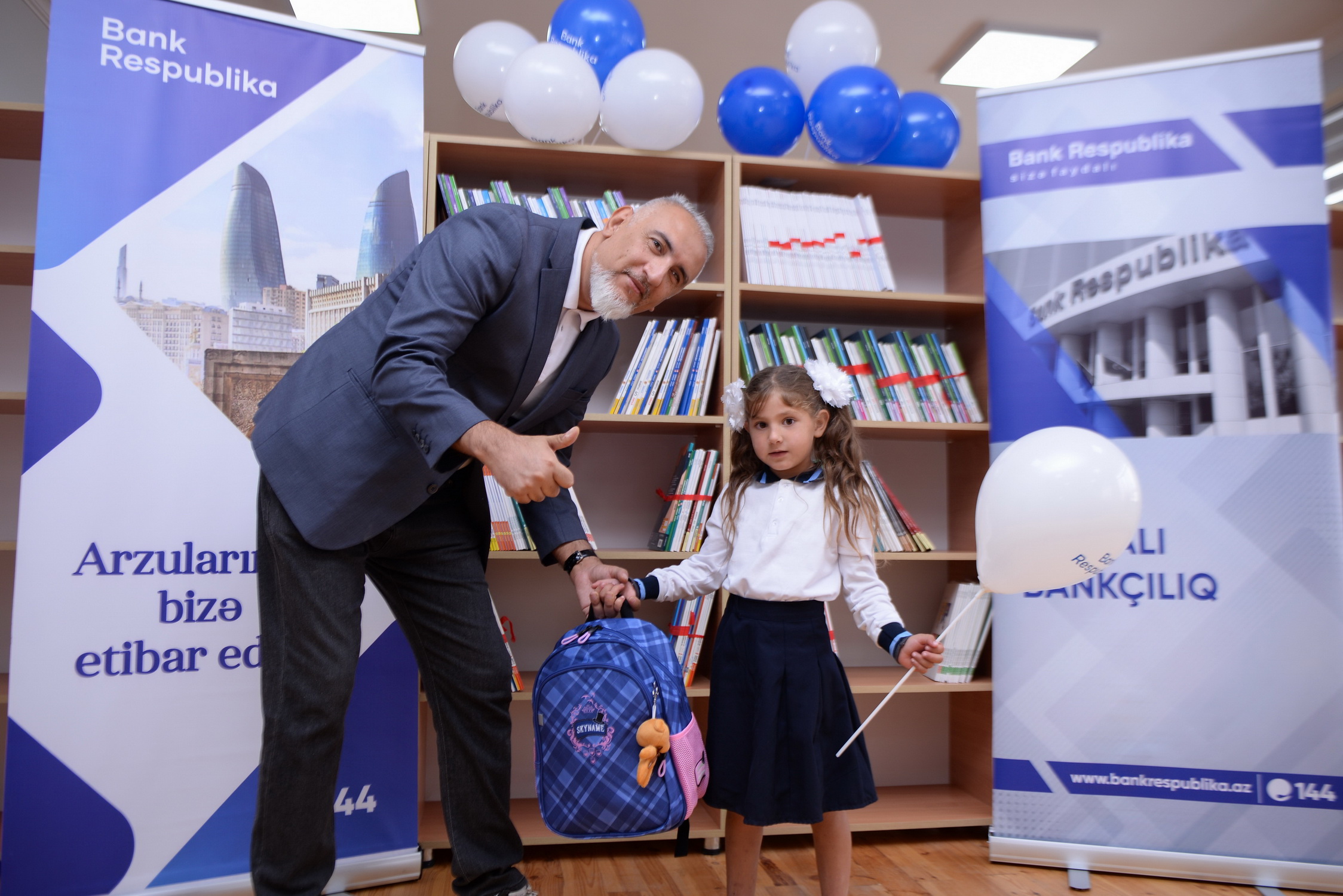 Bank Respublika Ağdamda ilk dəfə məktəbə gedəcək birinciləri sevindirdi